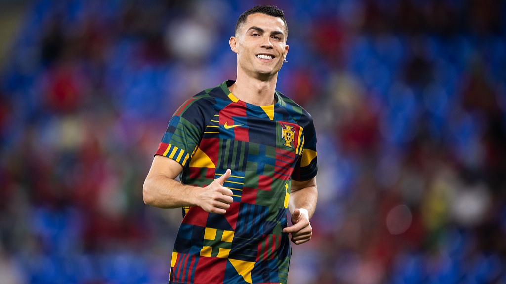 Cristiano Ronaldo Devient Le Premier Joueur Masculin De L Histoire