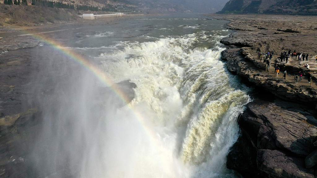 Les touristes apprécient la cascade Hukou sur le fleuve Jaune dans la