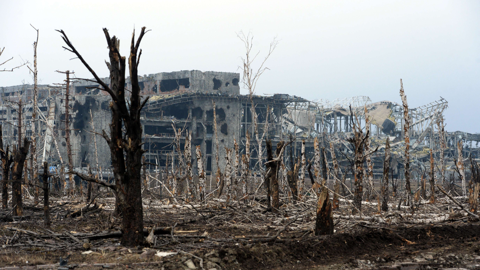 Что был сильно разрушен. Разрушенный аэропорт в Донецке. Руины донецкого аэропорта. Разрушенный 2014 аэропорт Донецка.