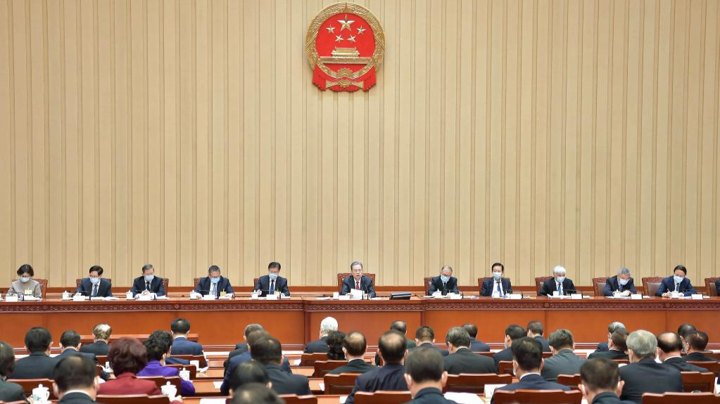 Le plus haut législateur chinois souligne le maintien du système des