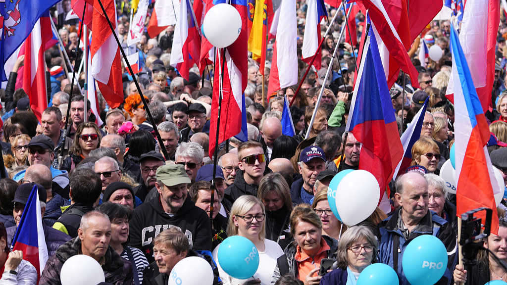 Des dizaines de milliers de personnes dans la capitale tchèque ont