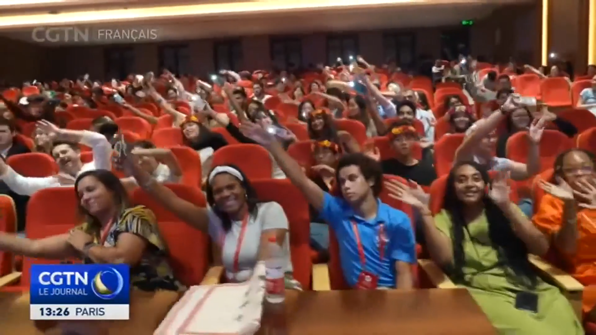 Groupe de trois jeunes employés ao-américains en tenues de soirée