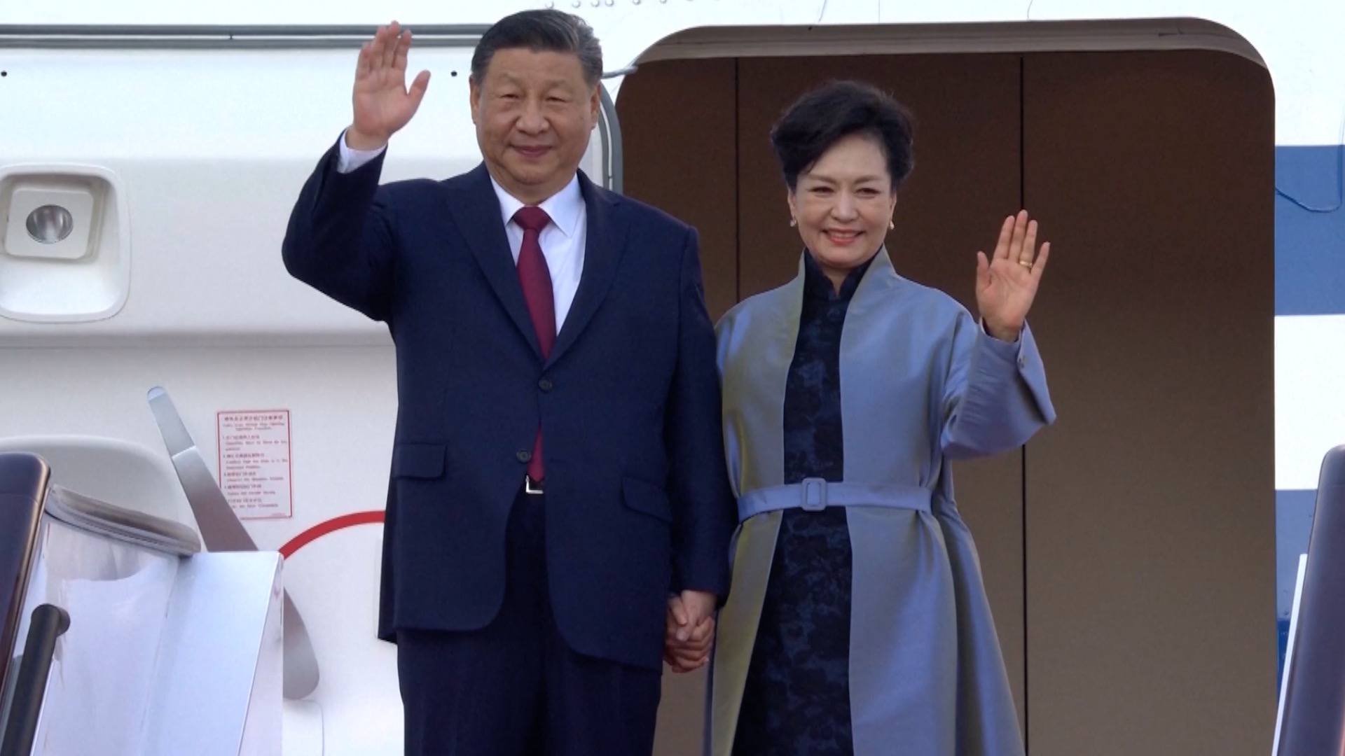 Moments chaleureux : Xi Jinping tient la main de Peng Liyuan - CGTN